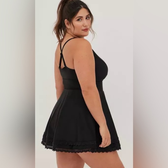 NEW Torrid WIRELESS LACE TRIMMED SWIM DRESS WITH BRIEF IN BLACK Sz 1 (14-16) - Picture 2 of 10
